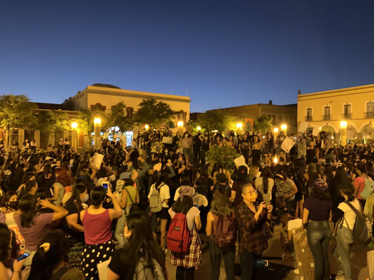 marlene_mi90's tweet photo. Asi cerramos la marcha en Querétaro en plaza de la constitución 💜 gracias a todas! #Marcha8M #MarchaFeminista #Queretaro #marchaqro #NiUnaMenos #vivanlasmorras https://t.co/zdk9exyzN5