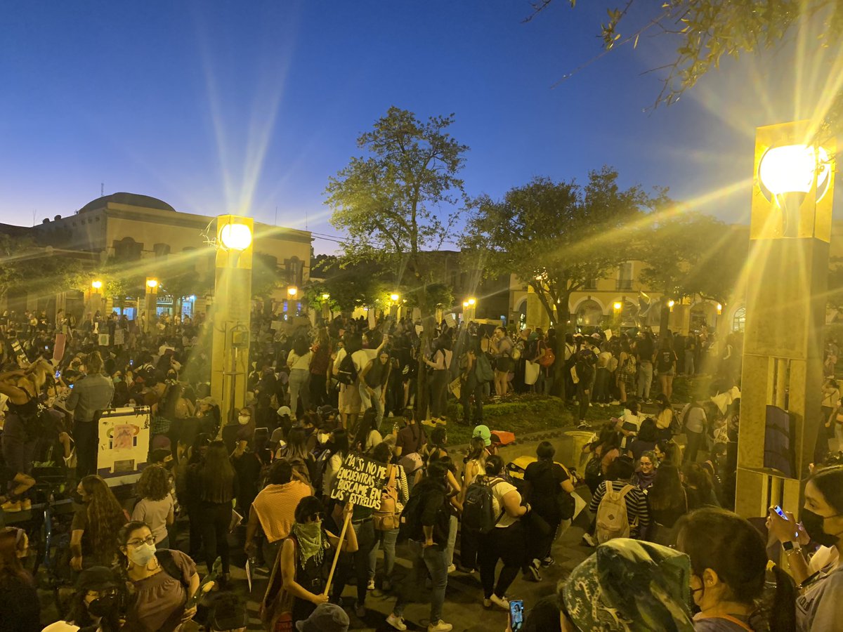 marlene_mi90's tweet photo. Asi cerramos la marcha en Querétaro en plaza de la constitución 💜 gracias a todas! #Marcha8M #MarchaFeminista #Queretaro #marchaqro #NiUnaMenos #vivanlasmorras https://t.co/zdk9exyzN5