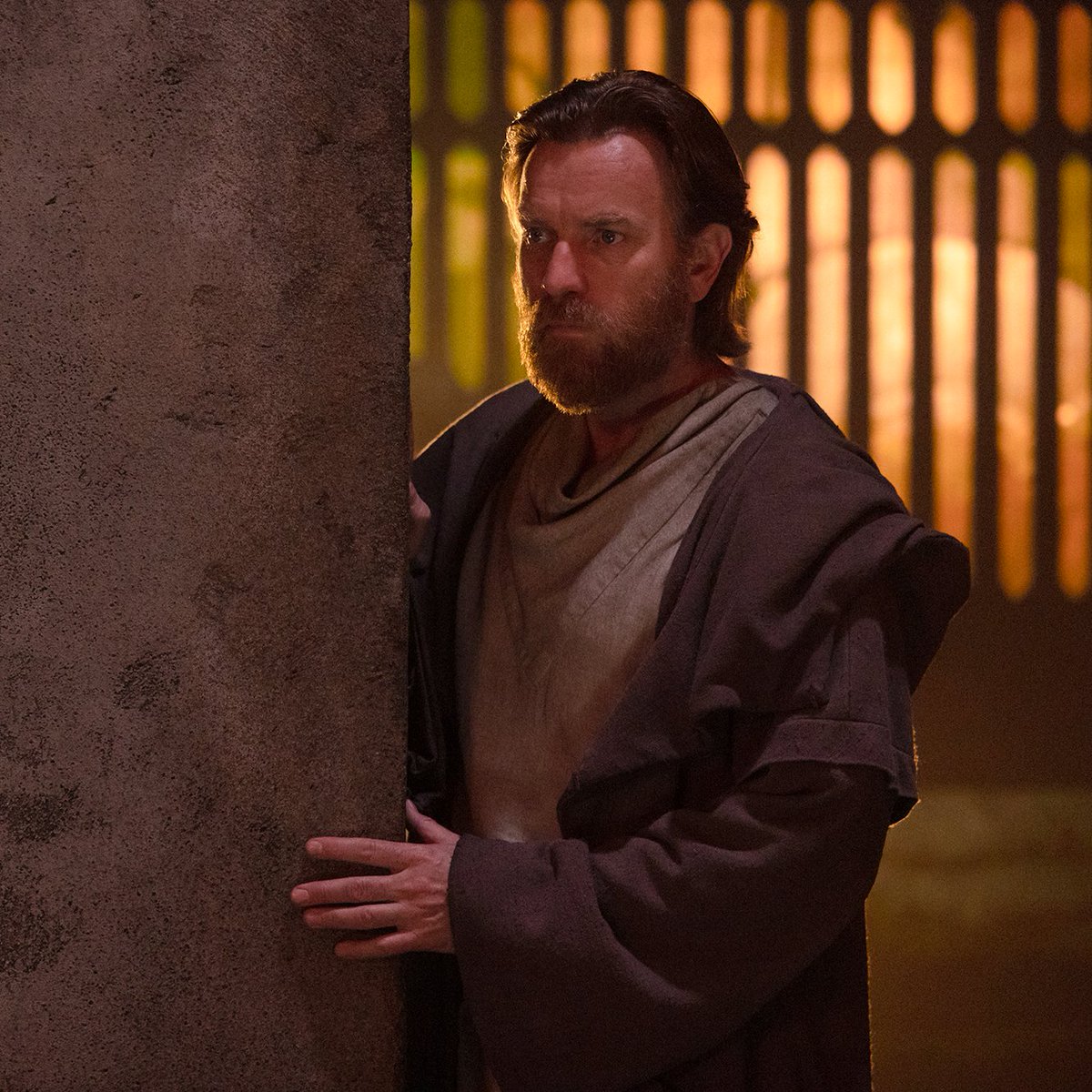 screentime's tweet image. First look at Ewan McGregor's return in #ObiWanKenobi 

(via @EW)