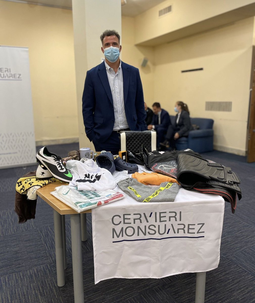 Calpyc's tweet photo. En el #CoffeeBreak del Seminario  exhibiendo mercadería falsificada junto con el asesoramiento de @cm_lawyers https://t.co/0Y3MAKd3sZ