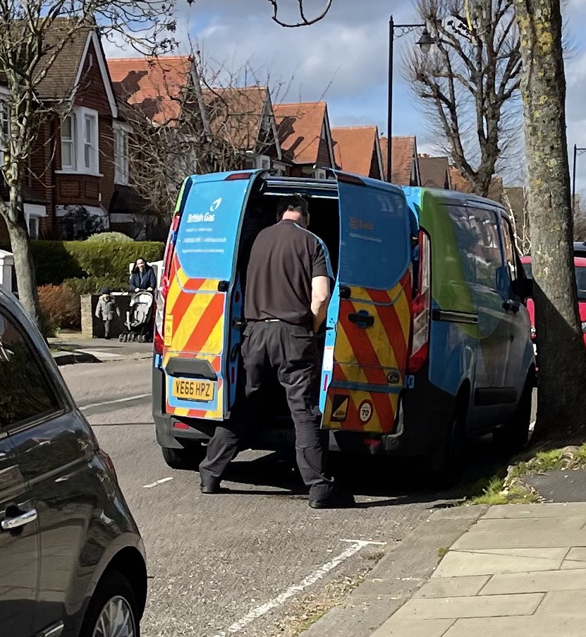 lenpic's tweet photo. @BritishGas if you even care, tell your ‘engineers’ to stop pissing in the street so blatantly in front of kids in broad daylight https://t.co/TA7lSZXGhu