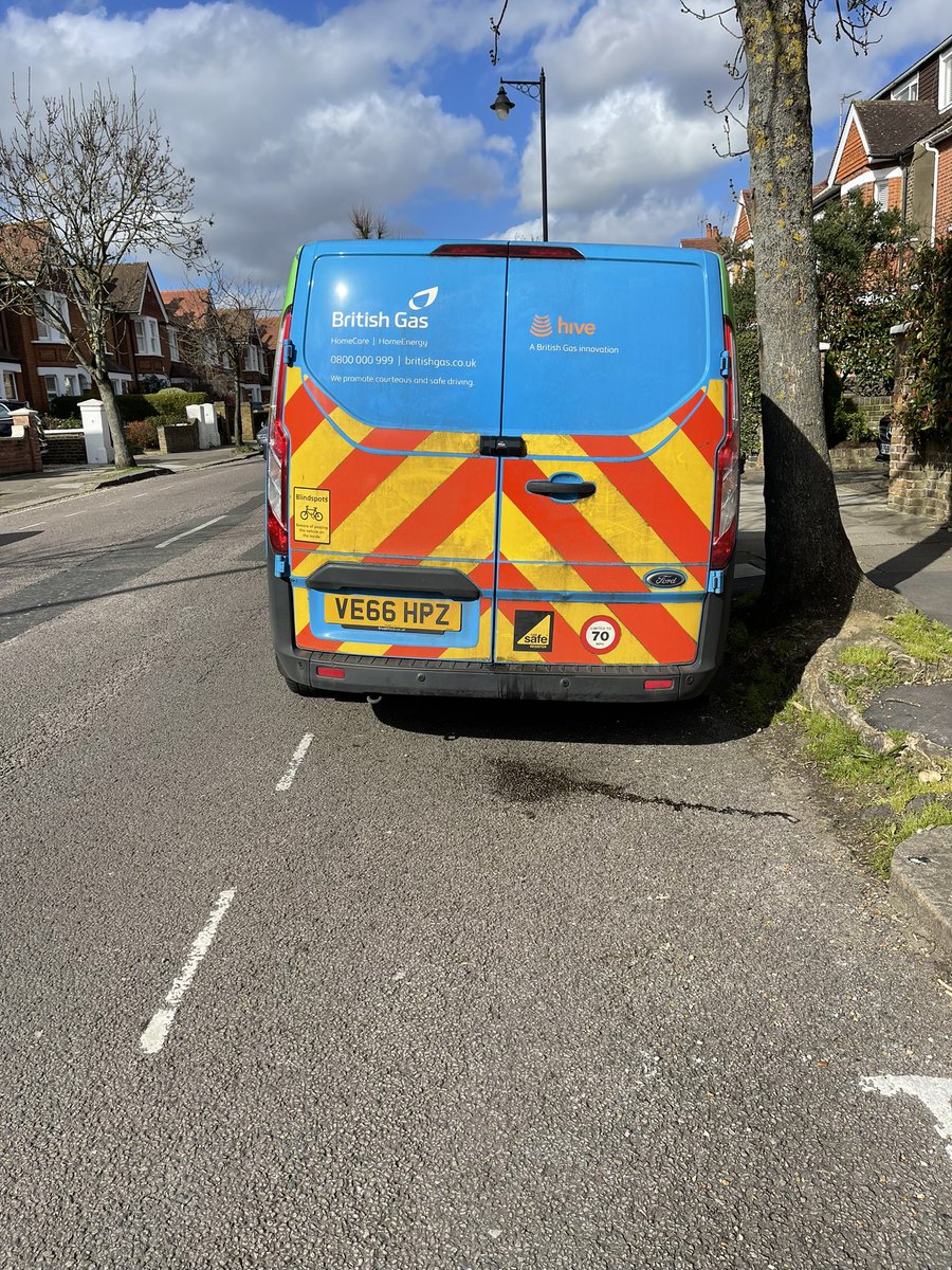 lenpic's tweet photo. @BritishGas if you even care, tell your ‘engineers’ to stop pissing in the street so blatantly in front of kids in broad daylight https://t.co/TA7lSZXGhu