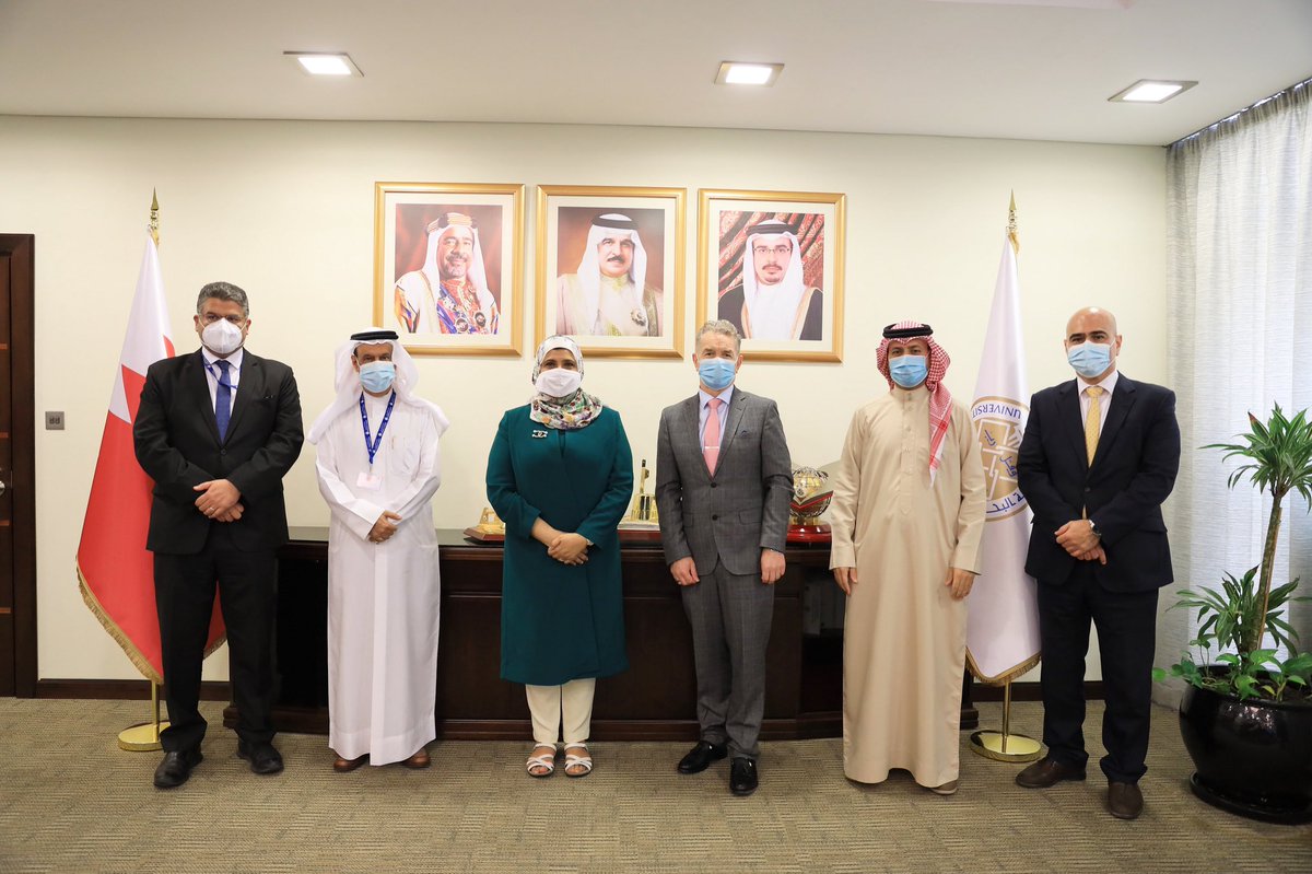 PolytechnicBH's tweet photo. في إطار سعي البوليتكنك لتعزيز التعاون مع مؤسسات التعليم العالي المحلية والدولية قام الرئيس التنفيذي للكلية الدكتور كيران أوكاهون بزيارة لجامعة البحرين في مقرها الكائن بمنطقة الصخير حيث كان في استقباله رئيس الجامعة الدكتورة جواهر المضحكي. وقد ناقش الطرفان سبل التعاون بين المؤسستين https://t.co/tFok6mA4pS
