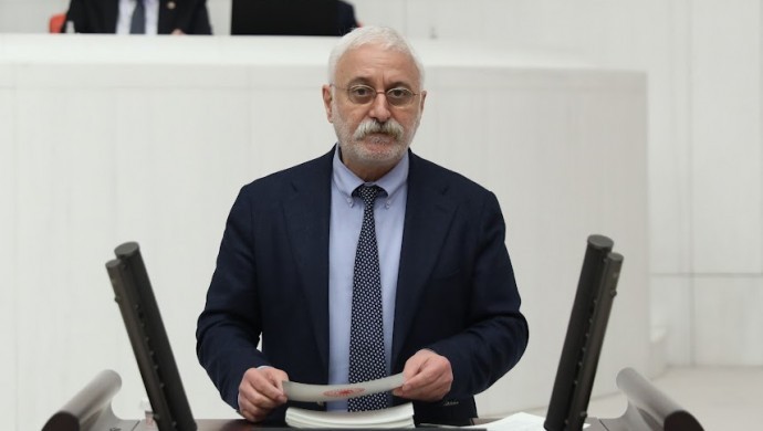 sukrusterk's tweet photo. Meclis Genel Kurulu’nda, bir yılını geride bırakan Şenyaşar ailesinin “Adalet Nöbeti’ne” dikkat çeken HDP Grup Başkanvekili Saruhan Oluç, “Şenyaşar ailesinin taleplerini dinleyin ve adaletin sağlanması için adım atın” çağrısı yaptı. https://t.co/Jjp2dhTNgM