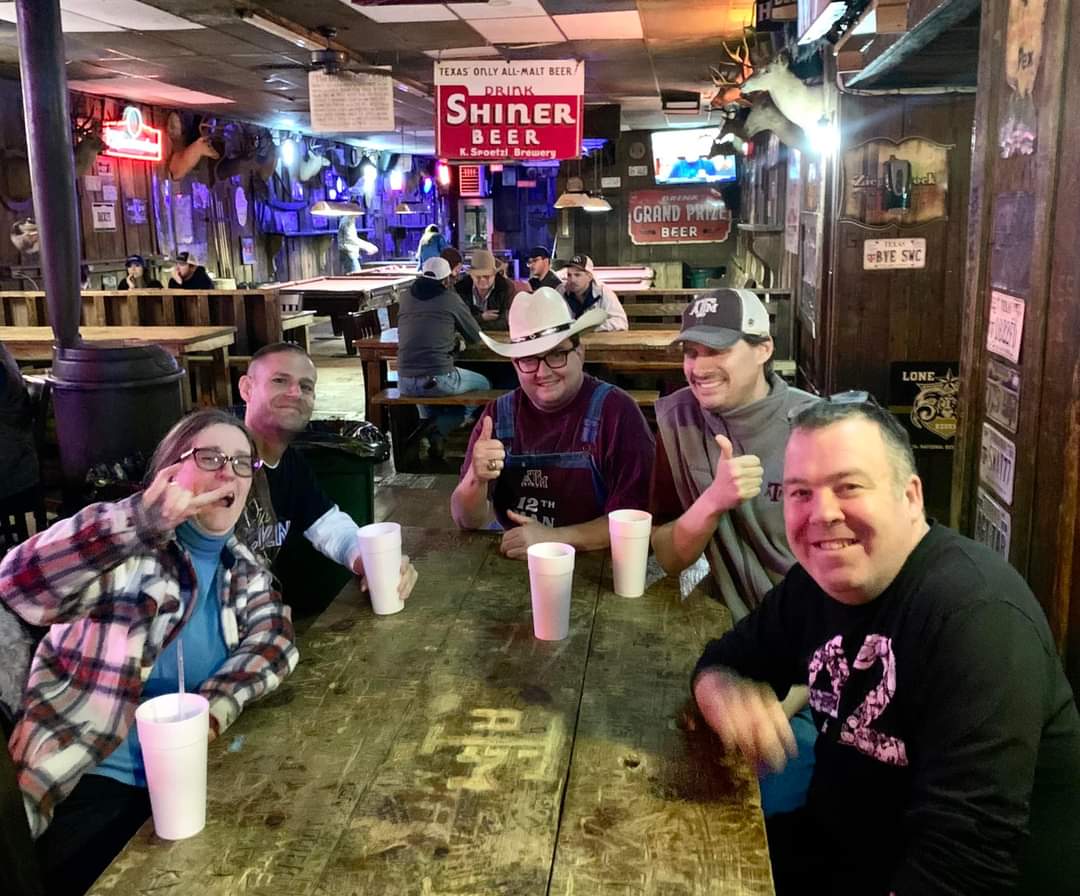 richardallenhay's tweet photo. 35 people showed up
8 tables
3 byes per round

A good time had by all

"There are lot of people here that need our book"

- Jody Badum
2022 Texas42 State Champion

Book promo
The reigning Texas42 State Champion and a random scrub present
"Texas42 Zero to Hero" https://t.co/4pT52UkXB7