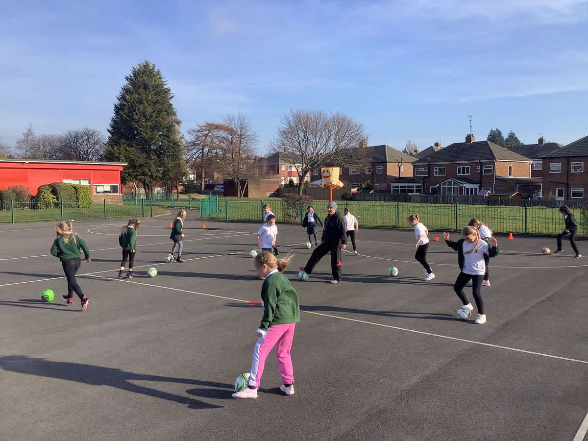 broadwayjuniors's tweet image. Thank you @JulieElliottMP for letting us know about this fabulous day of football for our girls! They are having a fantastic day with Angela from @KeepActiveNE. #LetGirlsPlay #InternationalWomensDay2022 💗⚽️
