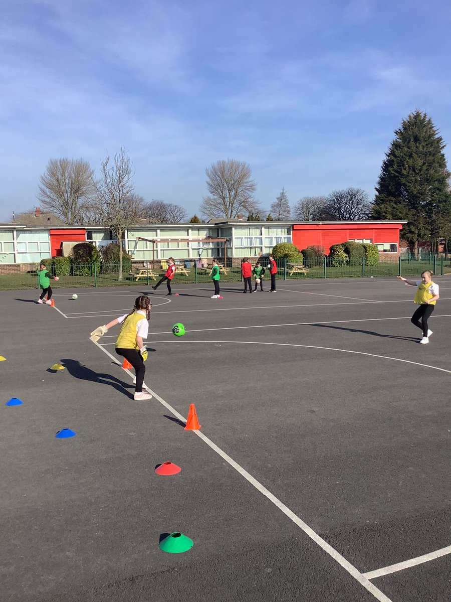 broadwayjuniors's tweet image. Thank you @JulieElliottMP for letting us know about this fabulous day of football for our girls! They are having a fantastic day with Angela from @KeepActiveNE. #LetGirlsPlay #InternationalWomensDay2022 💗⚽️