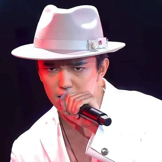 Maria85504228's tweet photo. The best voice in the world Listen to Dimash, Kazakh Artist of the Year #DimashArtistOfTheYear and #FlyAway with the #NewMusic 
#NowPlaying on Spotify 
https://t.co/kt5zPcedxK 
@dimash_official https://t.co/eB3hzFoTlA