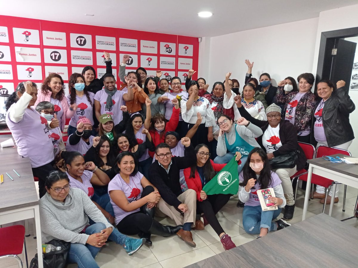 prensaceosl's tweet photo. Este #8Marzo2022 el Frente Nacional de la Mujer Trabajadora de @prensaceosl y jóvenes de @Juventud_SE  estuvieron presentes en la jornada de movilización del #8M, demandando equidad salarial, trabajo digno, vidas sin violencia y derechos de participación. https://t.co/ILenuQWwL3