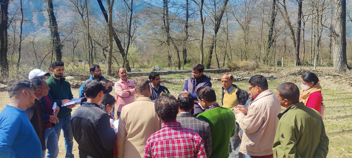 aishwaryarajifs's tweet photo. Propagation techniques training of 'Taxus concorta'(Himalayan Yew) conducted at our #Forest Nursery, including stem-cutting, air-layering &amp; wiring. 
Taxol, an anti-cancer drug is derived from this medicinal plant that shall be raised for plantation. #ethanobotany #himachal https://t.co/lbtLyx4nER