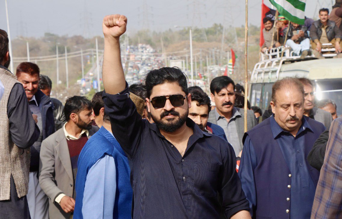 AamirInqlabi's tweet image. گزشتہ روز عوامی مارچ کا استقبال کرنے کے لیے قافلے کے ہمراہ🚩
@BBhuttoZardari @AseefaBZ @KasimGillani @JunaidSaleemJD 
#AwamiMarch #AwamiLongMarch