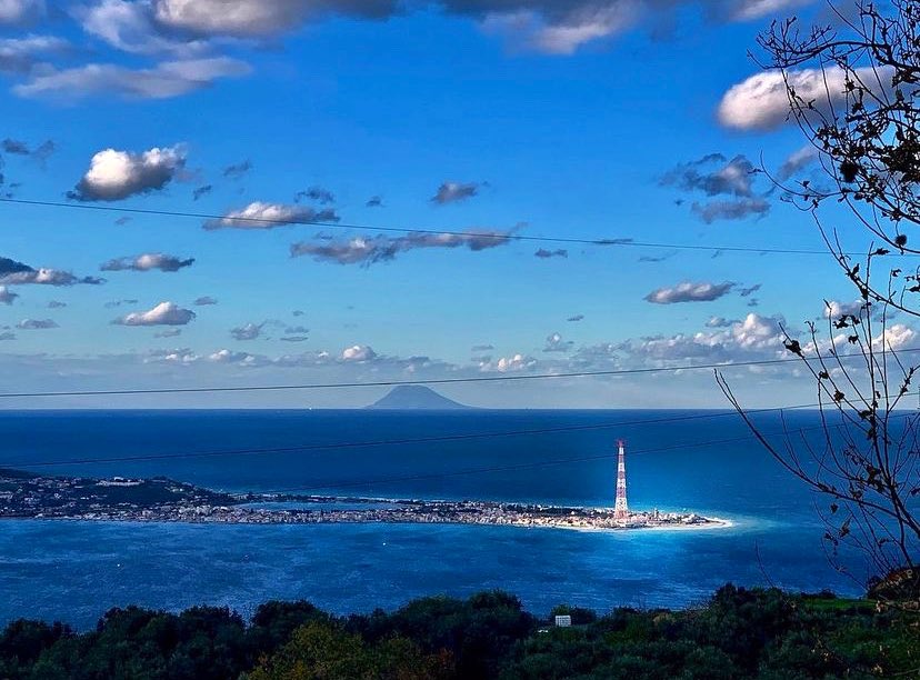 Stretto di Messina con sfondo Stromboli 🌋 dalla bassa #Calabria tirrenica. #Viaggiare a #SudItalia 🇮🇹 

🌎 <a href="/ProntoEstate/">Pronto Estate - Calabria</a> Guida Turistica 
🇮🇹 prontoestate.it (Sito &amp; Blog)