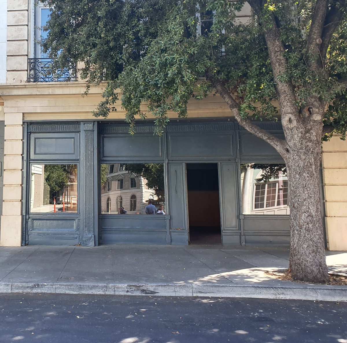 Christiin77's tweet photo. Recognise it? The last remaining "building" of the old movie casablanca, inside the warner studio lot❤

#warnerbros #warnerstudio #warnerlot https://t.co/LRKprANXZH