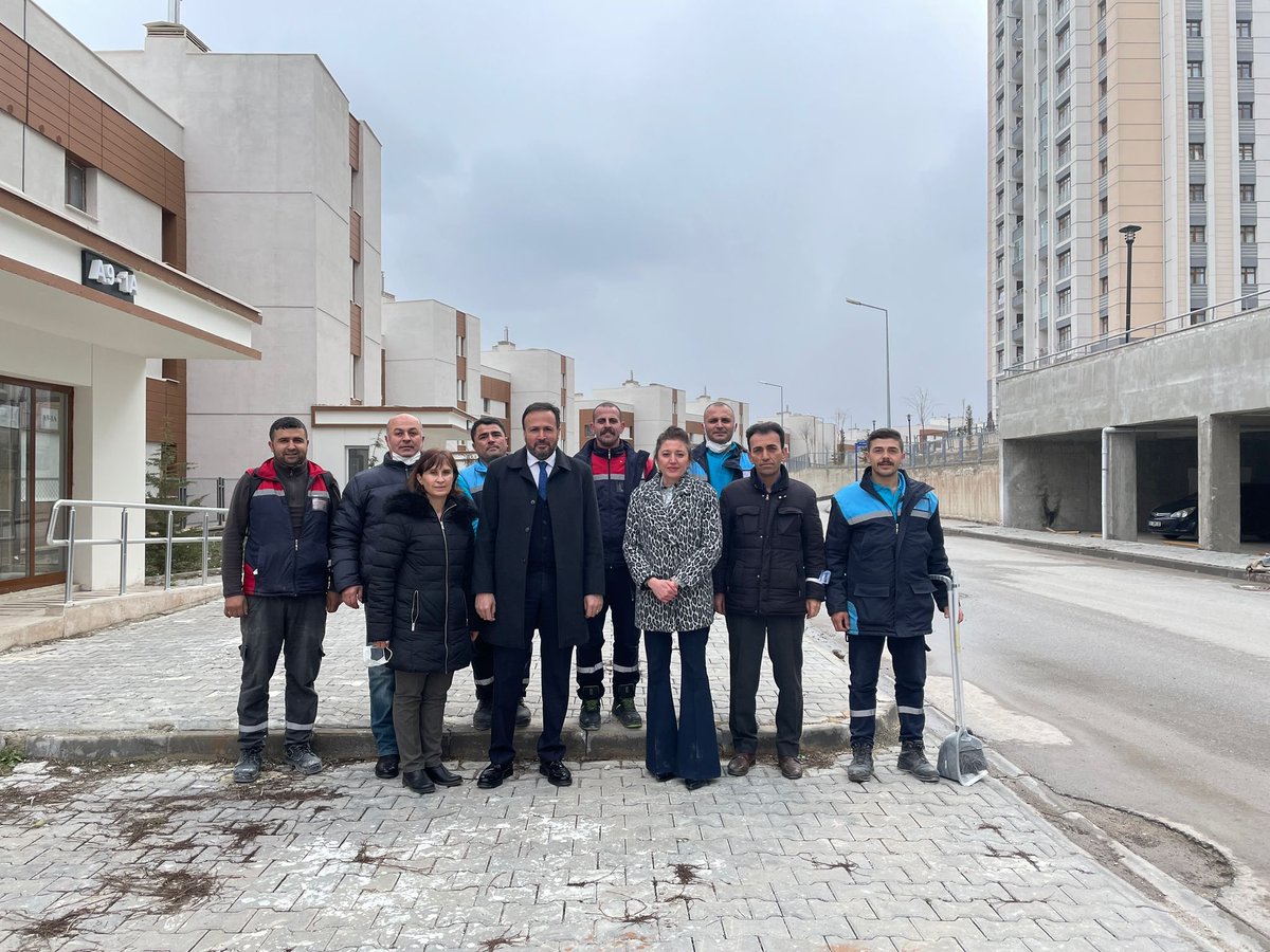 EmlakYonetim's tweet photo. Genel Müdürümüz Ayhan Karaca, Ankara Mamak'ta Emlak Yönetim AŞ'ye bağlı siteleri ziyaret ederek personelle bir araya geldi, çalışmalar hakkında bilgi aldı, incelemelerde bulundu. https://t.co/kkM6KuhBtS