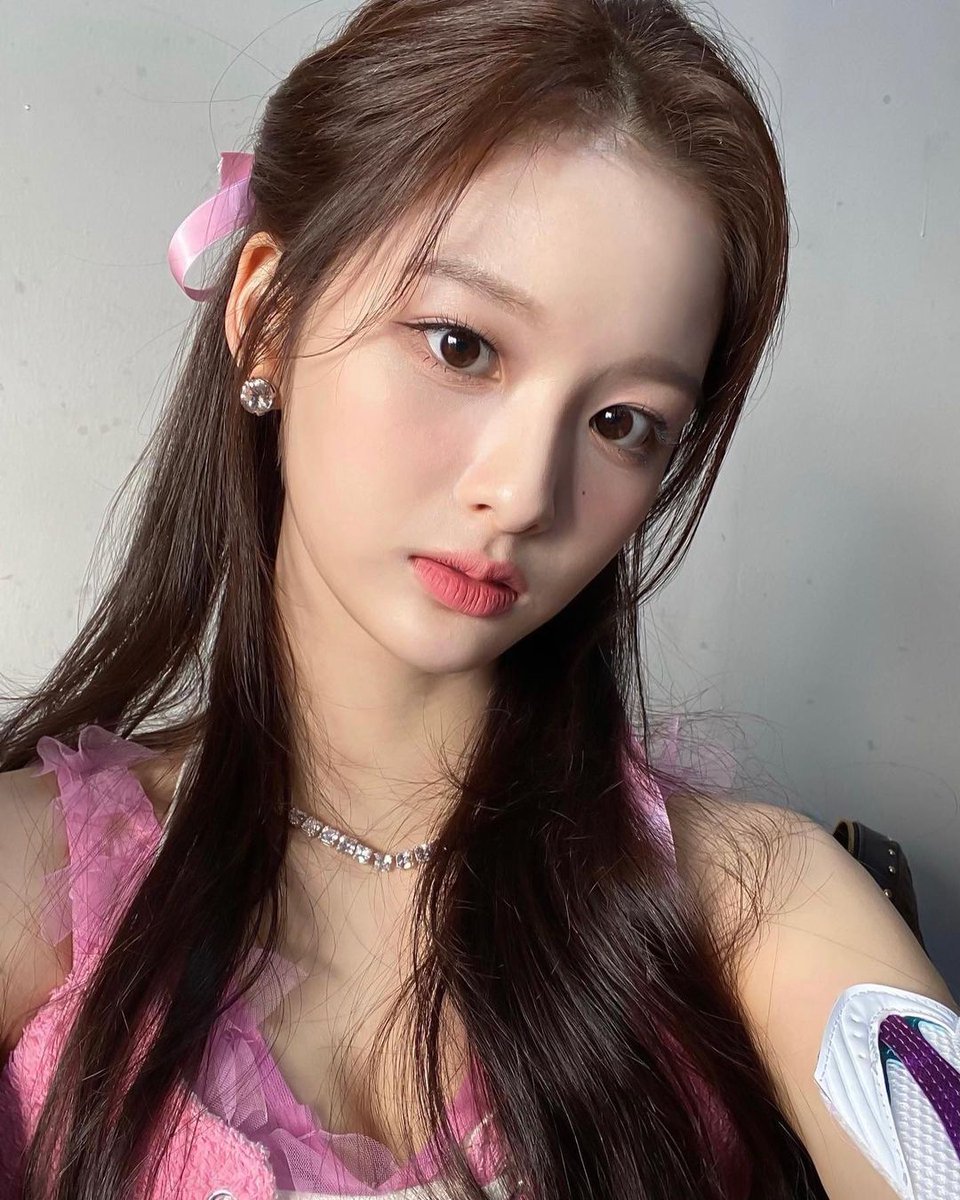 한장으로는 아쉬우니까아 !!! 뮤비 촬영 날 제가 좋아하는 핑크 드레스 입구 찍은 셀카두 ㅎㅎ!! 💗 #NMIXX #엔믹스 ...