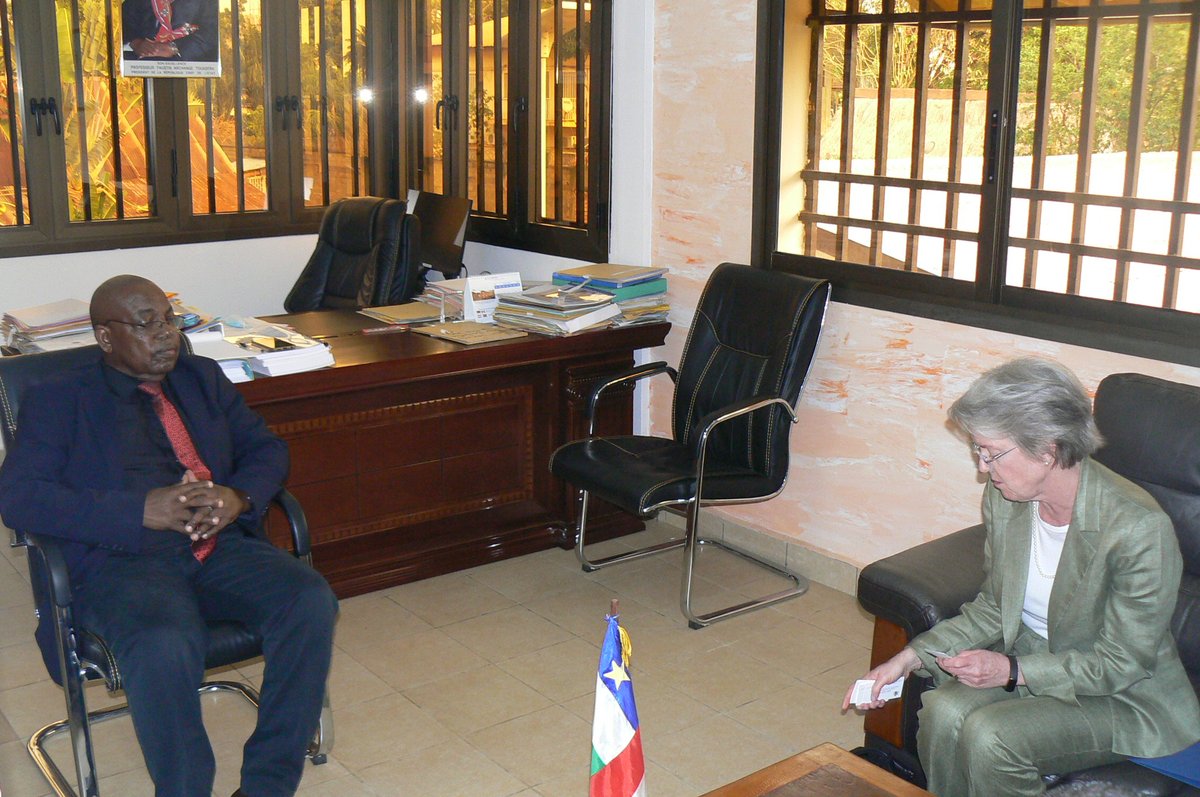 MinSecuriteRCA's tweet photo. Dans le cadre du renforcement de la coopération dans le domaine de la sécurité et d'évaluation des perspectives de coopération entre la République Centrafricaine et les États-Unis d'Amérique, le Ministre a reçu en audience la délégation de l'Ambassade américaine en Centrafrique. https://t.co/ge948Osp29