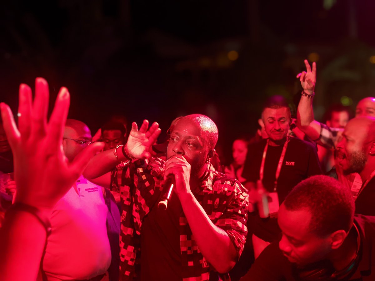 theviveevent's tweet photo. 𝔸𝕓𝕠𝕦𝕥 𝕝𝕒𝕤𝕥 𝕟𝕚𝕘𝕙𝕥 ... 😎 🎉🎧
at #ViVE2022 Industry Night with @wyclef at the #Surfcomber Hotel in Miami!!
(Sponsored by @ClearsenseLLC)
@CIOCHIME https://t.co/RjyvIxhi6V
