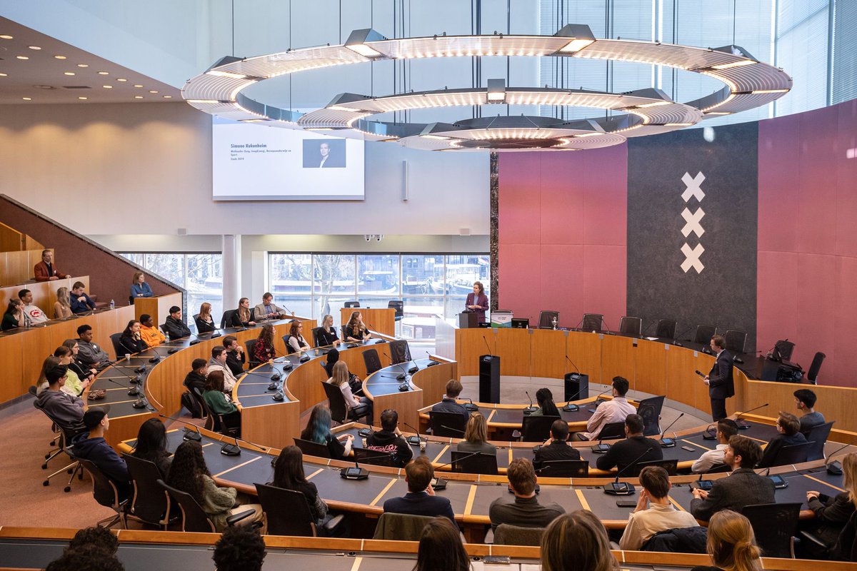 Vandaag gingen mbo-studenten tijdens het mbo-studentendebat in de Raadszaal de strijd met elkaar aan om de titel ‘het beste debat-team van Amsterdam’. Zestien teams streden om de titel die gewonnen is door de studenten van het HMC gefeliciteerd! @simonekukenheim @debatunie