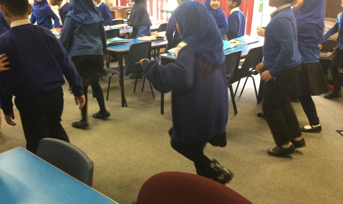 AlFurqanPrimary's tweet photo. We had a lovely visit this week from #haroldthegiraffe and Y3 learnt some great facts about their amazing brain. #lifebus @CoramLifeEd https://t.co/Wf81meOj2T