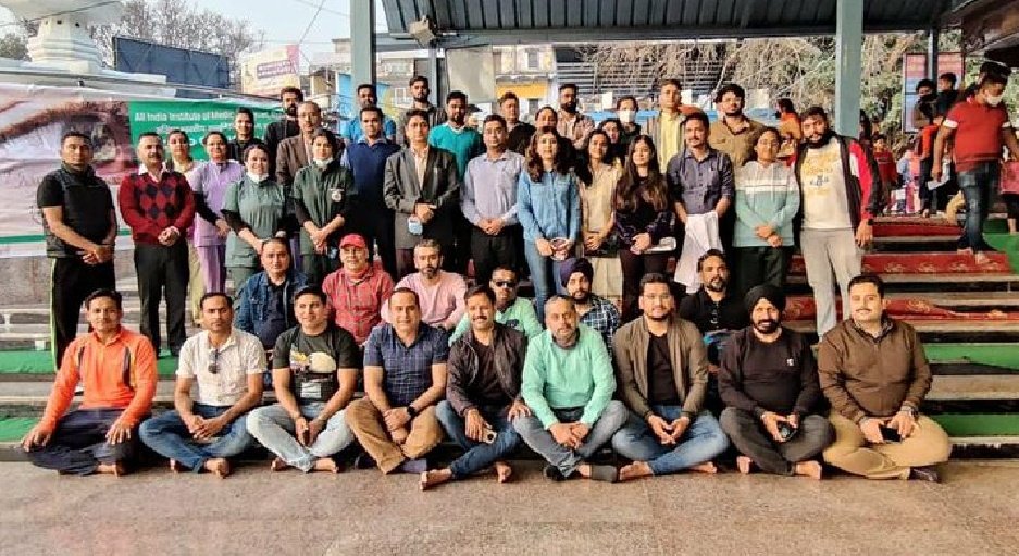 RwRishikesh's tweet photo. Rishikesh: AIIMS staff reached the banks of Ganga to take care of "beautiful eyes", spread awareness, presented street plays,@aiimsrishi @MinOfHealthUK @MoHFW_INDIA @AyushmanNHA  #glaucomaweek #gangariver #trivenighat https://t.co/Pnen3V5cXe