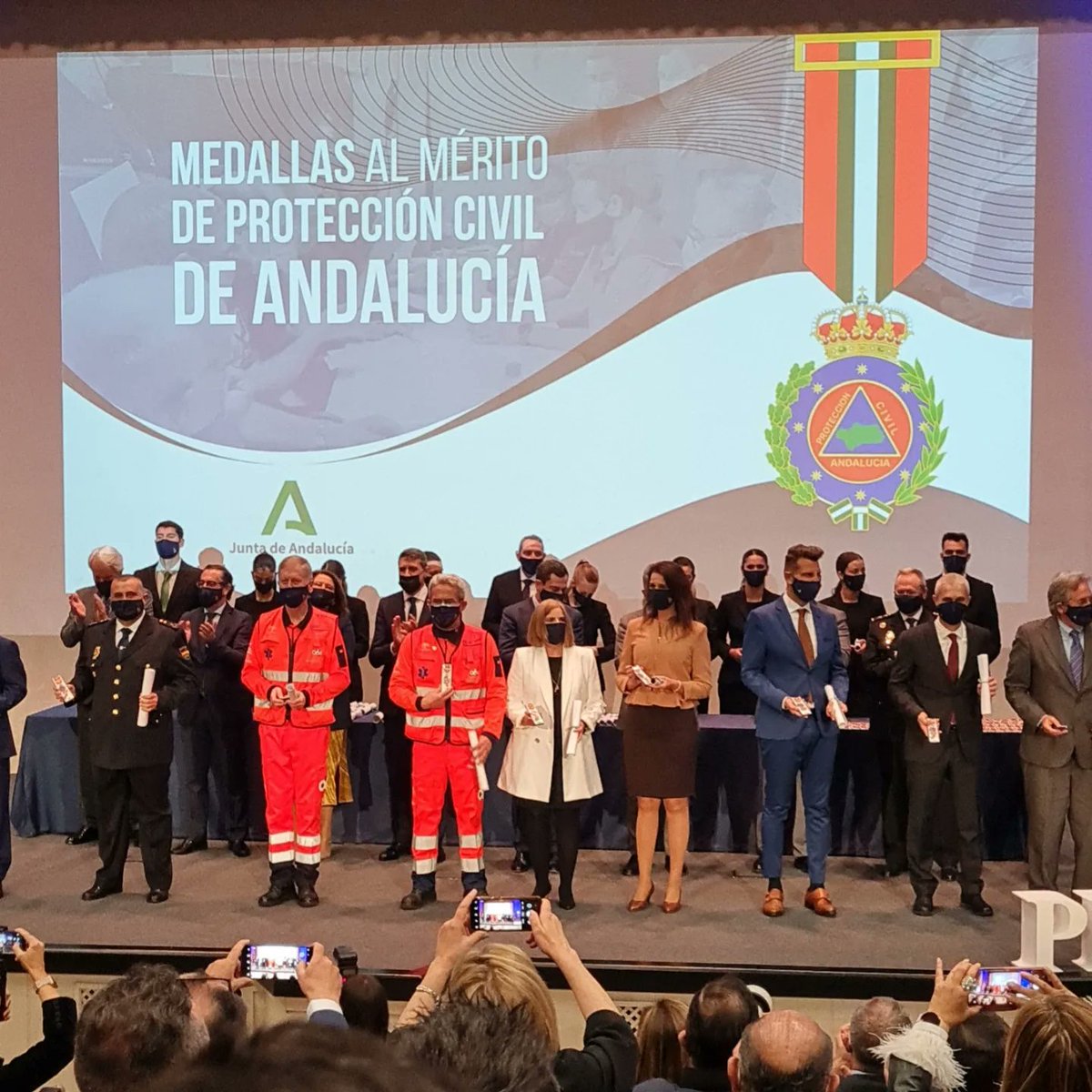 Hoy nos han galardonado con cinco medallas al mérito de Protección Civil a cinco compañeros del Centro de Emergencias Sanitarias 061, Francisco Bonilla, <a href="/eg_salazar/">Alejandro Salazar Eg</a>, <a href="/Antonio_Mantero/">Antonio Mantero</a>, Eladio Gil y Francisco Paramio. <a href="/saludand/">Consejería de Sanidad, Presidencia y Emergencias</a>
