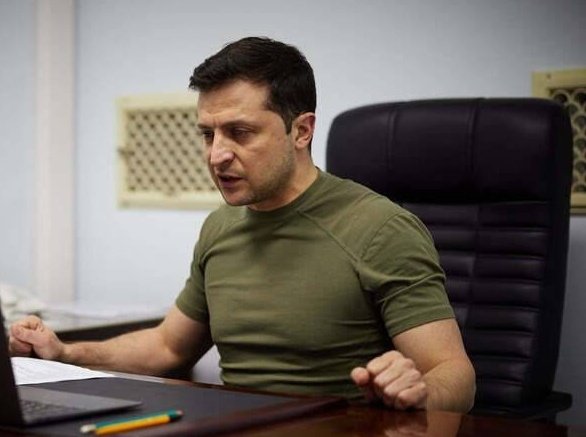 MLC_infos's tweet photo. Le Président ukrainien #Zelensky demande une "No Fly Zone" au-dessus de l'#Ukraine et dit que les partenaires étrangers seront "responsables" de la catastrophe humanitaire à venir s'ils ne le font pas.
#RussianUkrainianWar #UkraineRussie https://t.co/GOnW4ERiAL