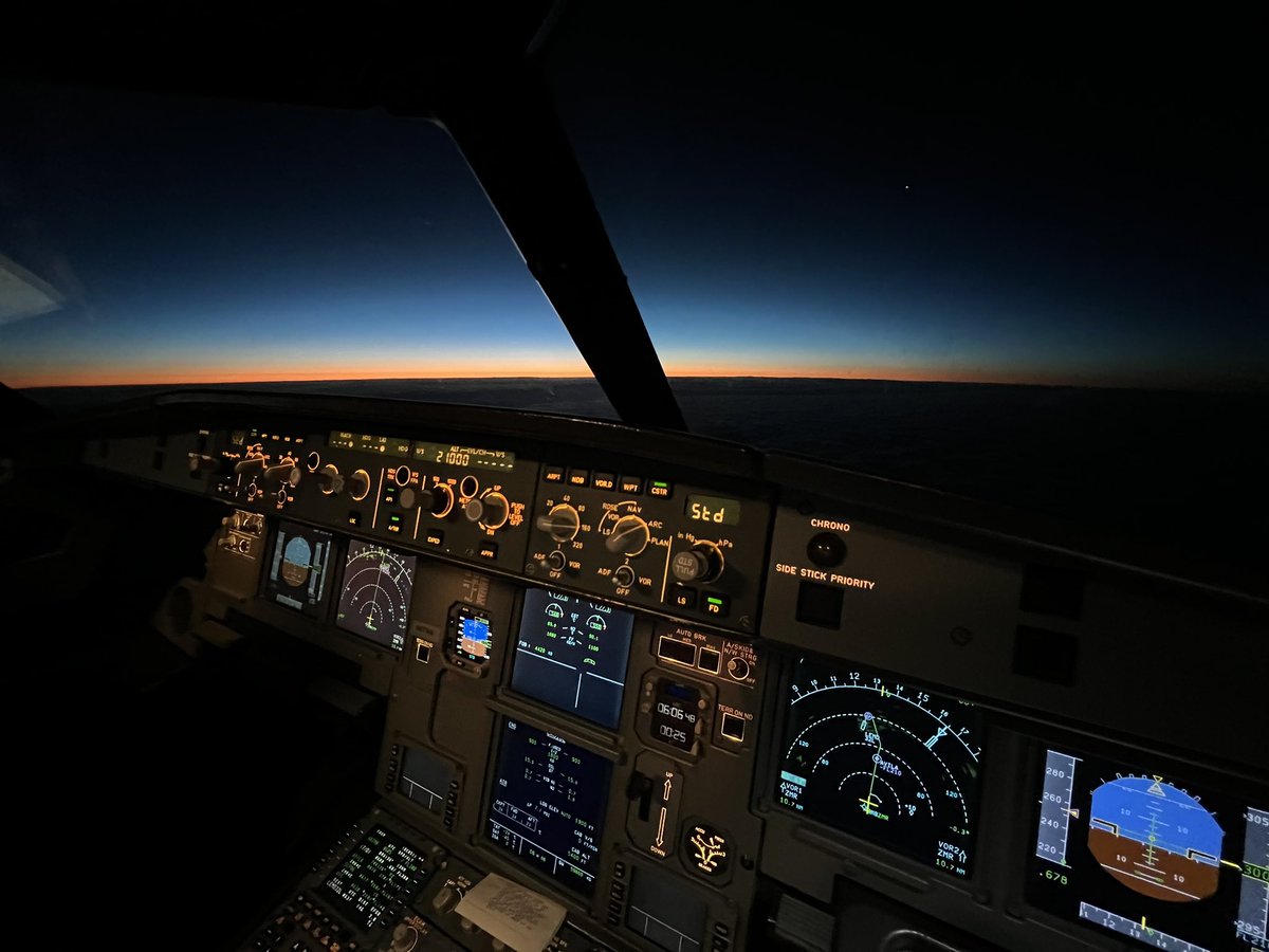 thepilotdelta's tweet photo. Mientras en tierra sólo surgen problemas cada día, desde aquí arriba parece que no hay nada malo. Todo lo malo se queda abajo, volar es terapéutico ✈️ https://t.co/pKTeA0xspV