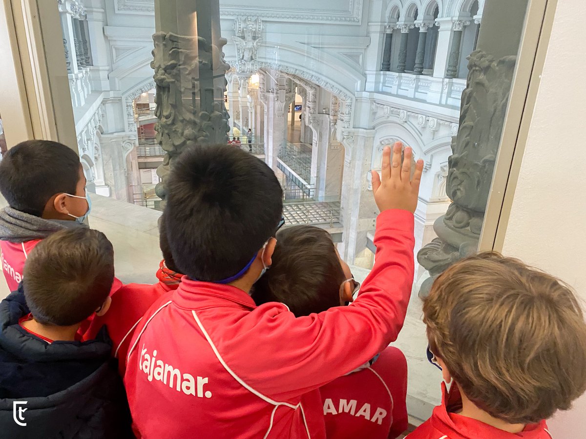 ColegioTajamar's tweet photo. EXCURSIÓN👲 Descubriendo la arquitectura de un edificio madrileño que fue declarado Bien de Interés Cultural con categoría de Monumento en 1993: el Palacio de Cibeles. 2º de #Primaria conoció de manera didáctica la belleza arquitectónica del edificio y sus materiales. #Excursión https://t.co/CuQZucovla