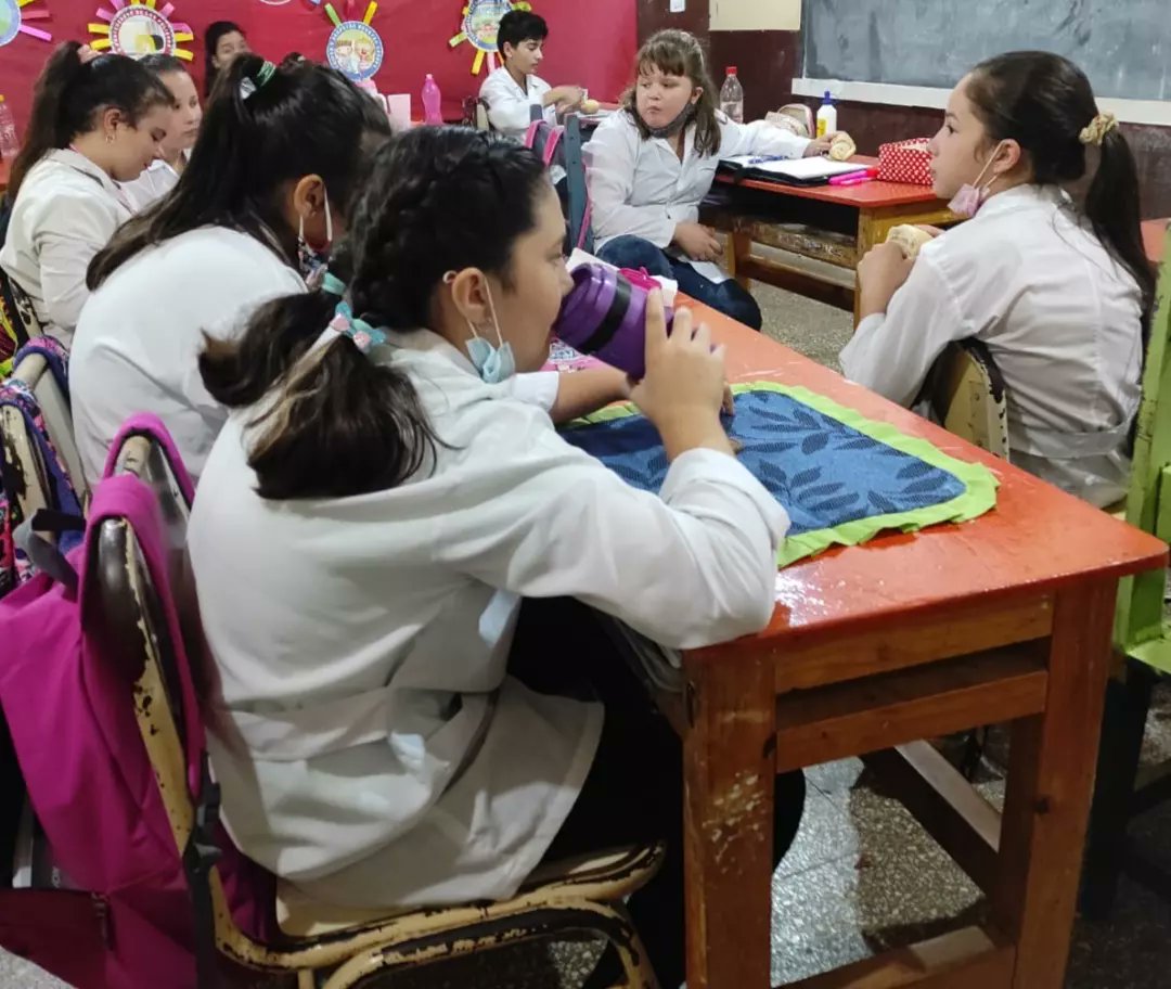 Escuela270's tweet photo. Esta semana comienza a funcionar el comedor escolar, brindándole desayuno y merienda a los niños. Agradecemos a la Dirección de Nutrición Escolar  y Cooperativa Yerbatera Dos de Mayo Ltda. por hacerlo posible.
@CGEMisiones @misioneseduca https://t.co/nEDwk5g4Tm