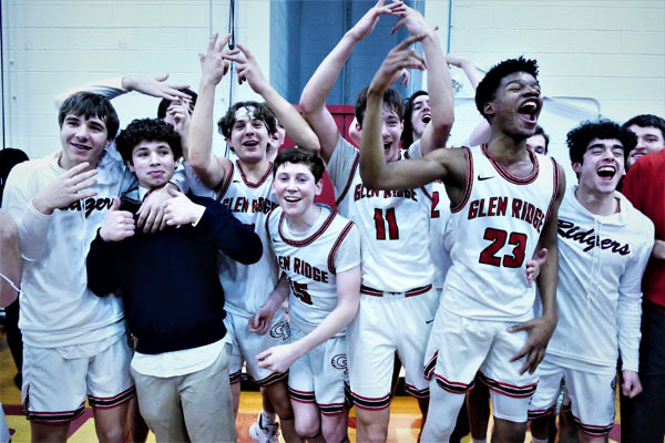 Chattermeister's tweet photo. ⁦Glen Ridge can enjoy first N2G1 title since 1988 ⁦@CarterKoenig2⁩ ⁦@BMoussako⁩ ⁦@michaelcif24⁩ ⁦@ksquaredplus5⁩ ⁦@ryno2gr⁩ ⁦@bcarrnjsports1⁩ ⁦@Bengal_Hoops⁩ See ⁦@NANNPHOTO51⁩ and story at https://t.co/8cZo0VxEcs https://t.co/tHM4w65fqk