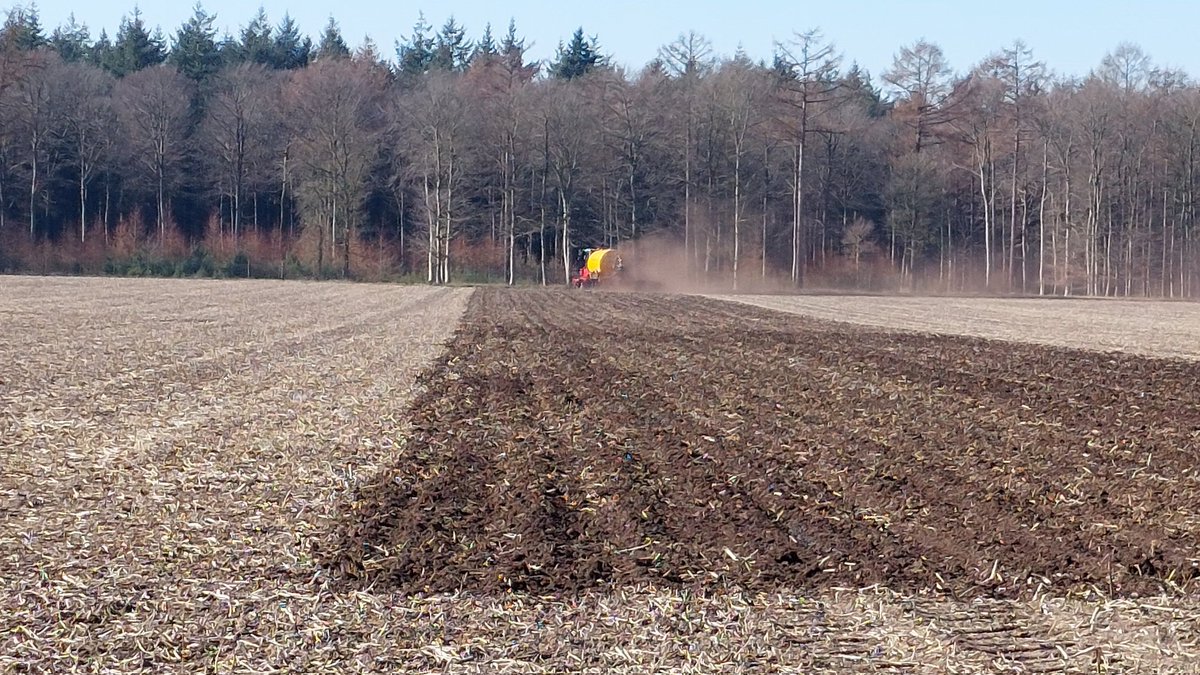 Eric_Kiers's tweet photo. Proef met Vizura gestart bij @jrdejongodoorn voor zetmeelaardappelen. Toevoegen aan mest of digistaat voor maximale #stikstofbenutting en 50% minder  N2O (broeikasgas) uitstoot. Vorig jaar in zelfde proef 6% meer opbrengst. #duurzaam #klimaatneutraal #minderCO2 https://t.co/hr4d1HeoMF