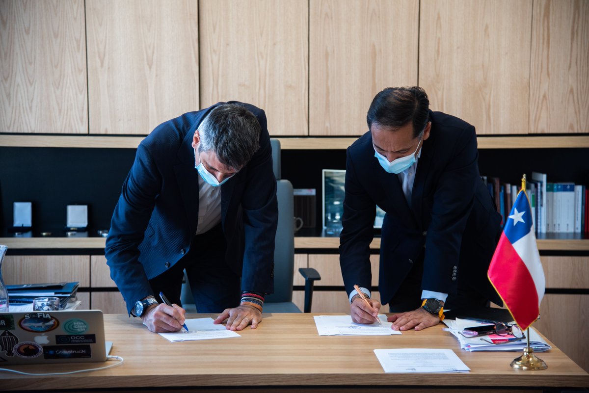 InvestChile's tweet photo. CONVENIO 🤝| InvestChile y el @min_ciencia firmaron un convenio de colaboración con el objetivo de promover el ingreso de inversión extranjera al país en el área de ciencia y tecnología, y fomentar las capacidades de I+D a nivel local. https://t.co/3QKPTbqz5Y