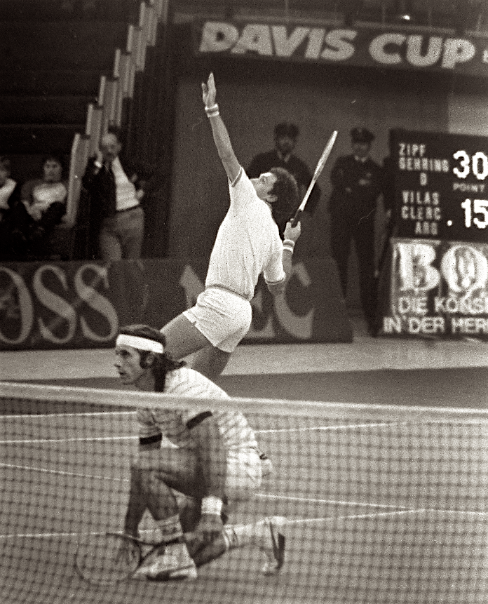 Munich 1981. #CopaDavis ARG 3-GER 2. Hermosa toma de #FranciscoOliva: <a href="/JoseLuisClerc/">Jose Luis Clerc</a> en el smash y <a href="/GuilleVilasOK/">Gᴜɪʟʟᴇʀᴍᴏ Vɪʟᴀs</a> agazapado. Vencieron a Gehring/Zipf por 6-3, 4-6, 6-4 y 6-3. Fue el paso inicial para arribar a la primera final mundial de nuestro seleccionado. 

Info EP:Press