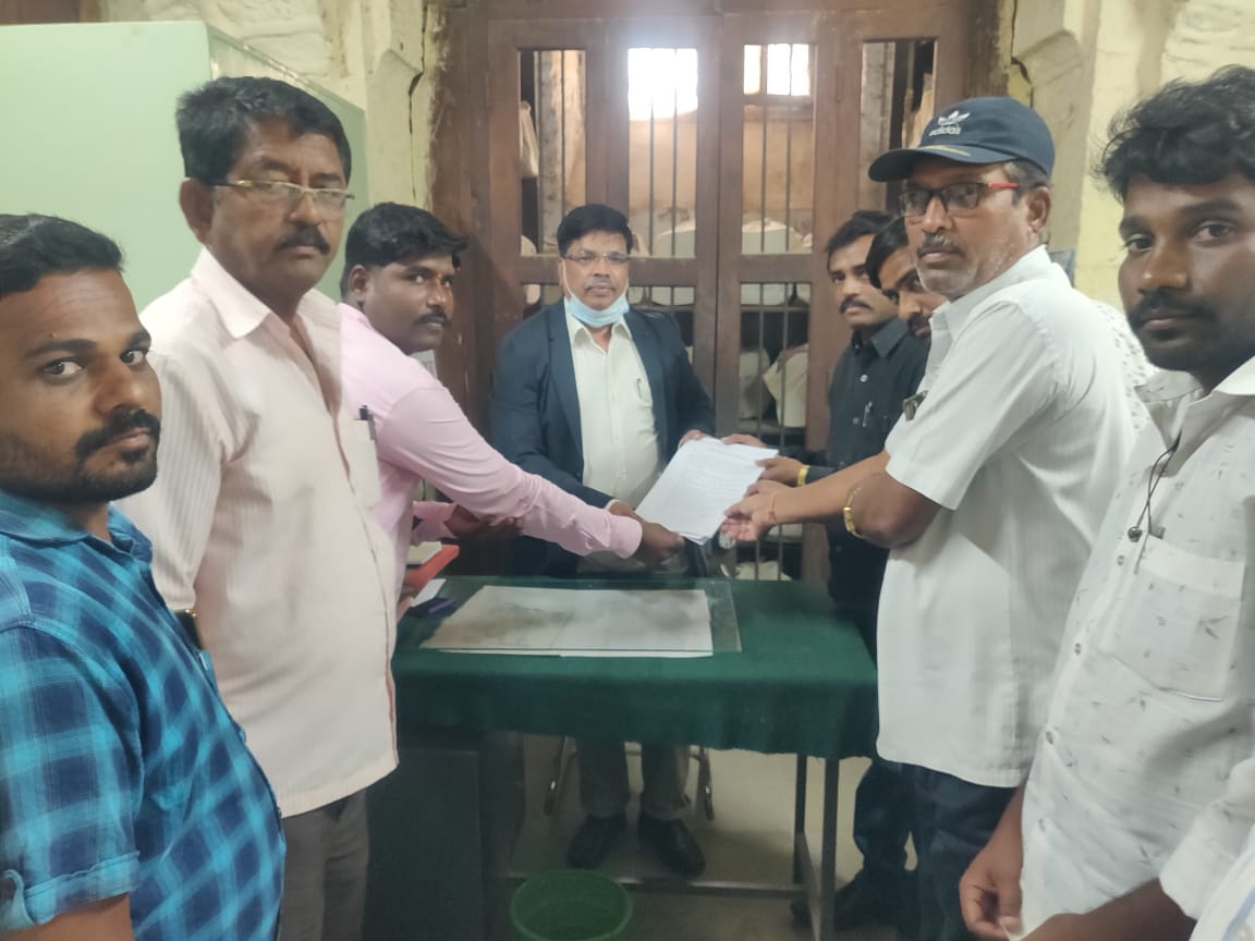 DRevathaganv's tweet photo. ವಿಜಯಪುರ ಜಿಲ್ಲೆಯ ಇಂಡಿ ಮತ್ತು ಚಡಚಣ ತಾಲ್ಲೂಕ  ಪ. ಭೂಮಾಪಕರು ಮಾನಸಿಕವಾಗಿ ನೋದ್ದು ಈ ರಾಜೀನಾಮೆ ಪತ್ರ ನೀಡಿರುತ್ತೇವೆ. https://t.co/q20CLXPy65