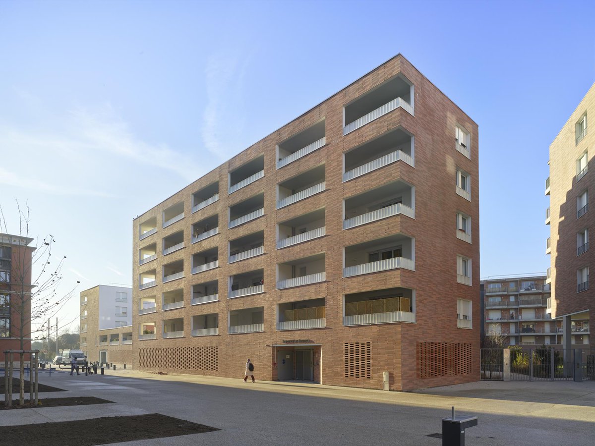 #Projet : ZAC Niel : Cour Magenta + Les Fenetras | #Toulouse | <a href="/vinciimmobilier/">VINCI Immobilier</a>  + Toulouse Métropole Habitat | <a href="/Scalenes/">Scalene architectes</a> + TAA | 12 990 m² | 16,2 M€ | Juin 2020 > bit.ly/3KvL87m

Photographie : Roland Halbe 

#architecture #teamarchi #logements #habitat #taa #archi