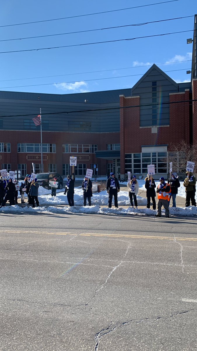 Walked to our friends at Burroughs today!! <a href="/MFT59/">Mike Theisen</a> #UnionStrong #SafeAndStableMPS