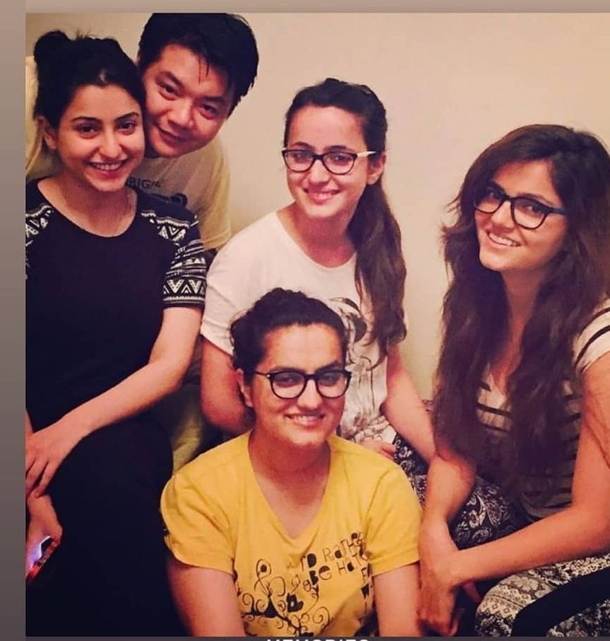 Rubisworld1's tweet photo. #Throwvack
Family & Friends ❤️❤️
@RubiDilaik #RubinaDilaik #RubiHolics https://t.co/SWwPA058OW