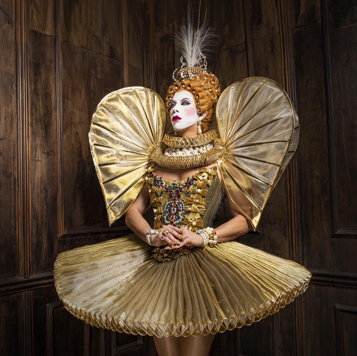 PanginaHeals's tweet photo. The headpiece is a modernized chada from Teerawat Jewelry with bird of paradise feathers.The makeup inspired from the original eggshell, alum and mercury makeup from the time but the eyemakeup was also influenced from the traditional Thai dancers นางรำ. Photo by @sousla_pluie https://t.co/whmqYpVFMr