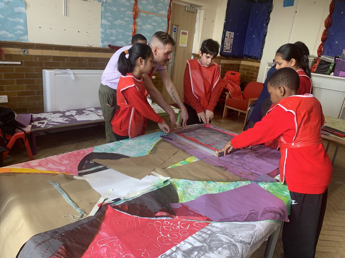 Come and have a look at our Year 6 pupils working with the #ArtistsInResidence ⁦@ArtistsIR⁩ #ScreenPrinting #ClimateChange #GlobalGoals🌍 ⁦@bitesizeSDGs⁩ #StonebrigeOnTrack⛩