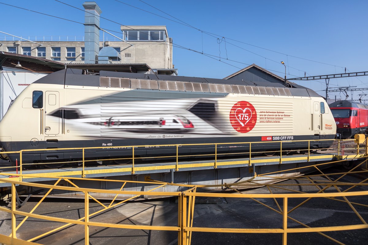 presse_CFF's tweet photo. Le premier train circulait en Suisse il y a 175 ans. Les #CFF et les transports publics lancent aujourd'hui les festivités en dévoilant 2 locomotives aux couleurs de l'anniversaire. https://t.co/lVbigtgSgx