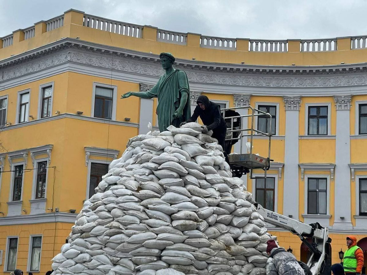 Odessa'da halk, tarihi öneme sahip heykelleri Rus işgal güçlerinin saldırılarına karşı korumaya aldı.