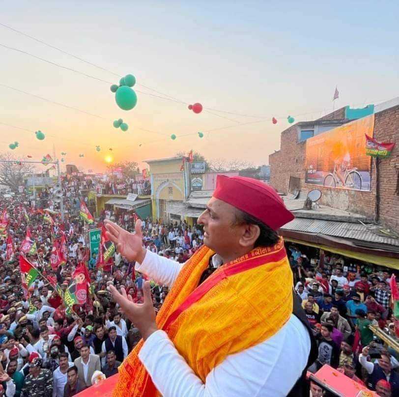Neha Yadav (@nehayadavbhu) on Twitter photo चक्रव्यूह रचो तुम चाहे जितने, रण से मुँह ना मोडूंगा।
कलयुग का अभिमन्यु हूँ, सारे चक्रव्यूह को तोडूंगा।
माननीय <a href="/yadavakhilesh/">Akhilesh Yadav</a> जी जिंदाबाद।। चक्रव्यूह रचो तुम चाहे जितने, रण से मुँह ना मोडूंगा।
कलयुग का अभिमन्यु हूँ, सारे चक्रव्यूह को तोडूंगा।
माननीय <a href="/yadavakhilesh/">Akhilesh Yadav</a> जी जिंदाबाद।।