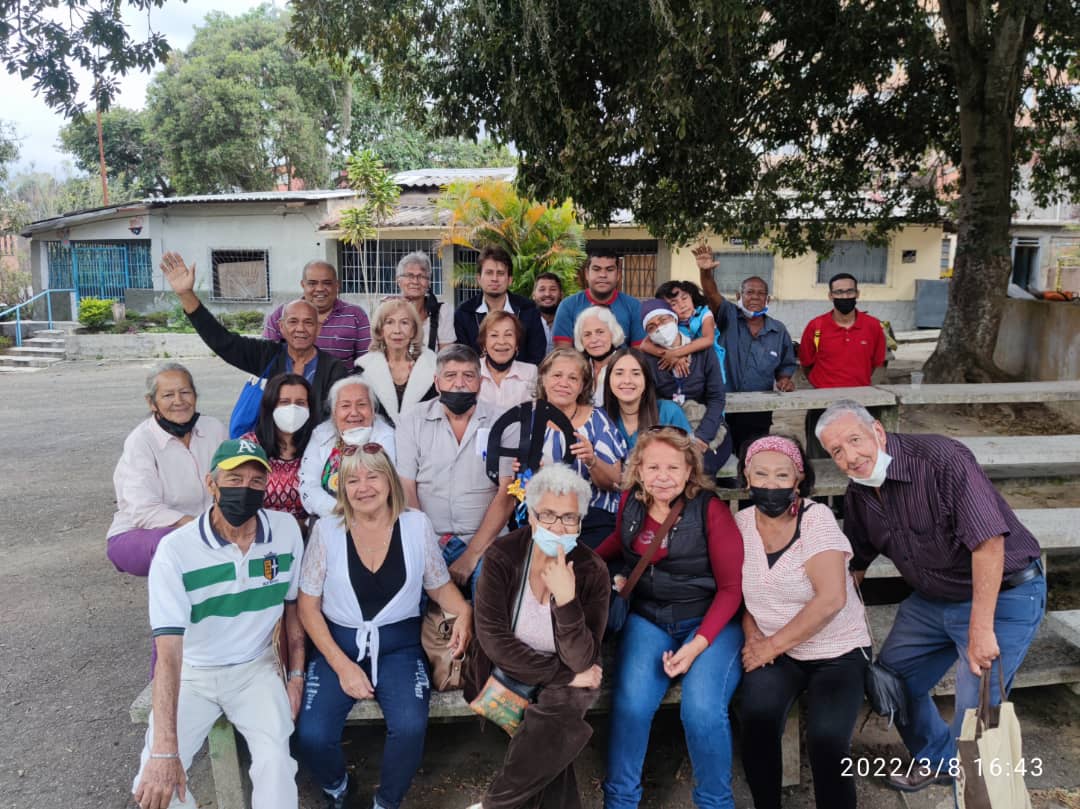 RaulPagesAD's tweet photo. Ayer hicimos un modesto pero muy caluroso reconocimiento y compartir a la mujer guaicaipureña que desde sus distintos espacios lucha por su familia, por su comunidad y por una mejor Venezuela. Siempre #ADelante @ADemocratica https://t.co/pH18ogXBhD