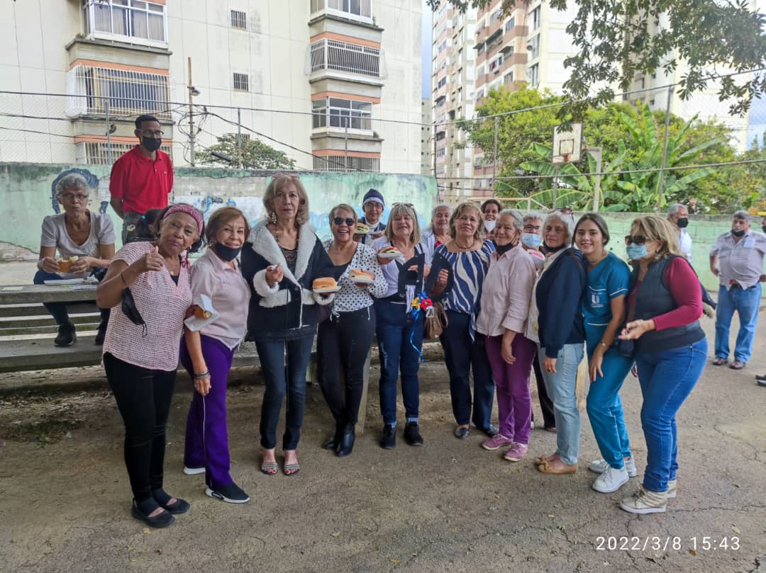 RaulPagesAD's tweet photo. Ayer hicimos un modesto pero muy caluroso reconocimiento y compartir a la mujer guaicaipureña que desde sus distintos espacios lucha por su familia, por su comunidad y por una mejor Venezuela. Siempre #ADelante @ADemocratica https://t.co/pH18ogXBhD