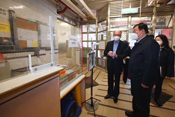 newsgovhk's tweet image. The Mainland expert delegation led by National Health Commission #COVID19 leading task force head Prof Liang Wannian inspects Shun Tin Estate in Kwun Tong to understand the cordon-off and #CompulsoryTesting exercise there news.gov.hk/eng/2022/03/20…