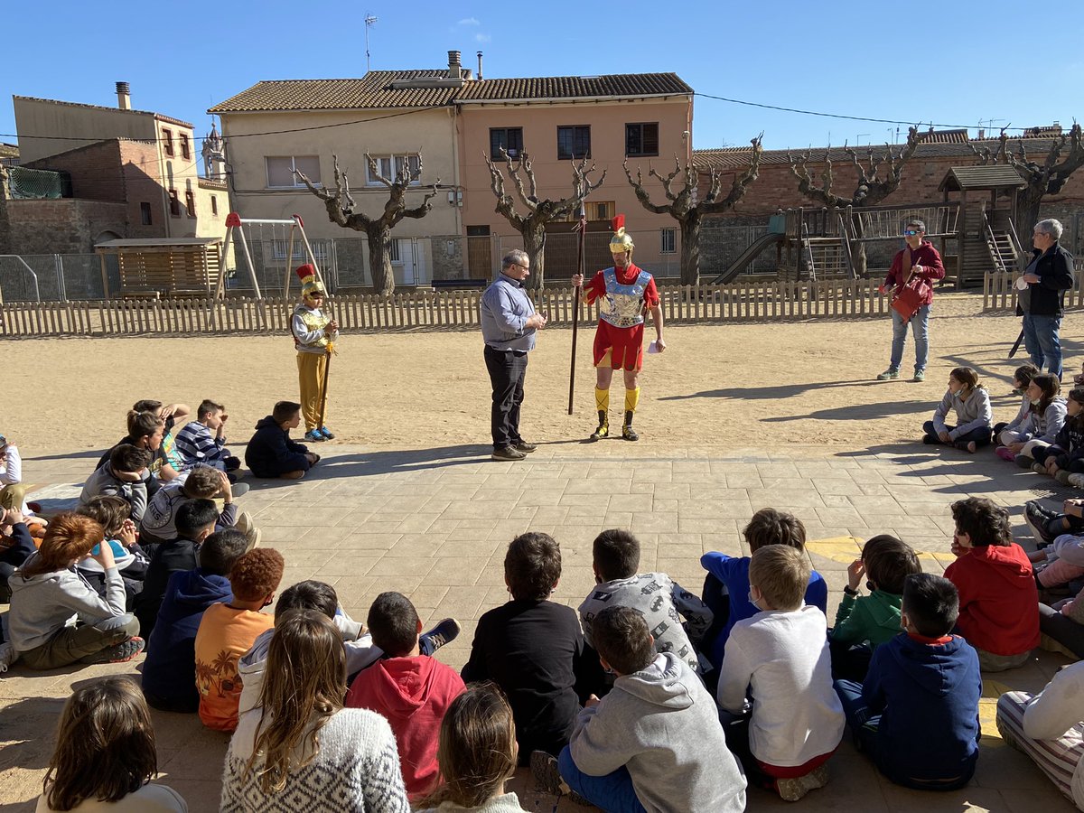 IEFrancescCambo's tweet photo. Avui, la “Processó de Verges” a l’escola!! @IEFrancescCambo @afaiefrancescc @laprocesso @SEBaixEmporda @educaciocat https://t.co/KrhCdoIi2V