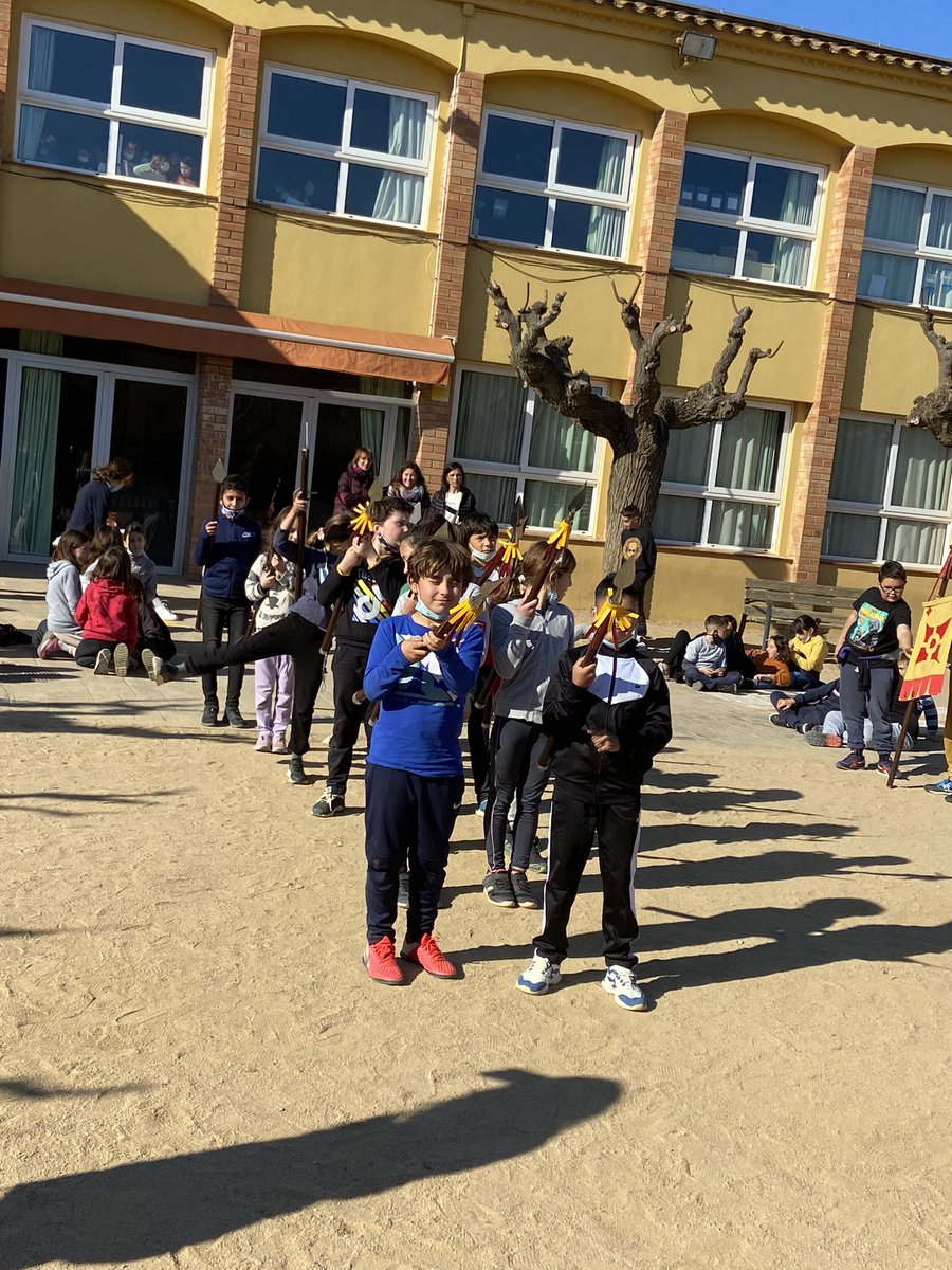IEFrancescCambo's tweet photo. Avui, la “Processó de Verges” a l’escola!! @IEFrancescCambo @afaiefrancescc @laprocesso @SEBaixEmporda @educaciocat https://t.co/KrhCdoIi2V