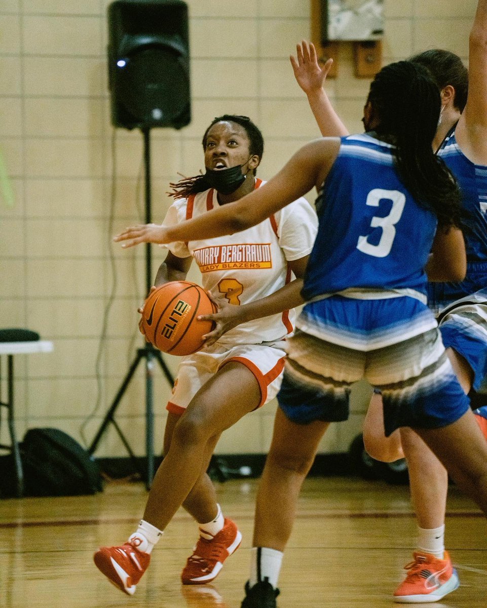 MurryBtraumLBB's tweet photo. Scenes from playoff game 1 (part 1) ❤️‍🔥

@CoachJNoel @NYGHoops @NYCHoops 

#nike #nikeelitehs #murrybergtraum #psal #nyc #family https://t.co/8wNyNG59ol