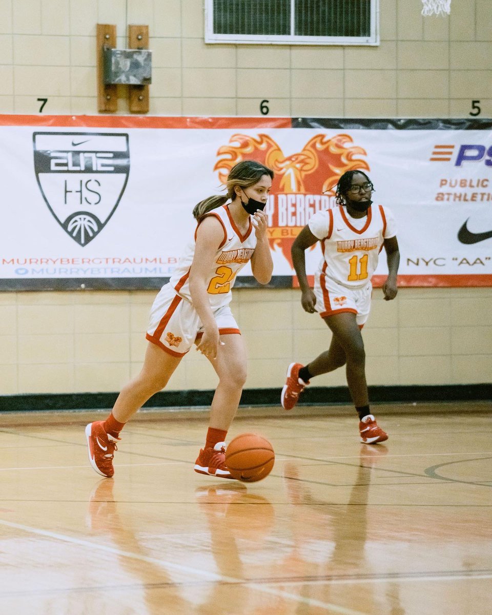 MurryBtraumLBB's tweet photo. Scenes from playoff game 1 (part 1) ❤️‍🔥

@CoachJNoel @NYGHoops @NYCHoops 

#nike #nikeelitehs #murrybergtraum #psal #nyc #family https://t.co/8wNyNG59ol