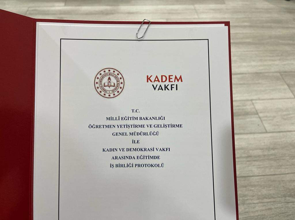 kademorgtr's tweet photo. KADEM-MEB iş birliği ile öğretmen ve yöneticilere “İki İnsan”, “Güven Toplumunun İnşası, Şiddetin Anatomisi ve Çözüm Yolları”, “Kültür ve Medeniyetimizde Kadın” eğitimleri verilecek. Eğitim programını başarı ile tamamlayan öğretmenler, hizmet içi eğitim sertifikası da alacak. https://t.co/Tjxk77Bdud